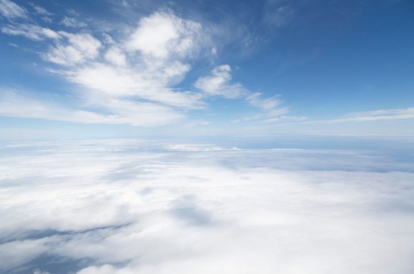Nhìn từ trên không bay trên những đám mây.