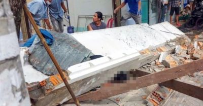 Clip: Ngồi tránh nắng, 2 công nhân bị tường sập đè thương vong