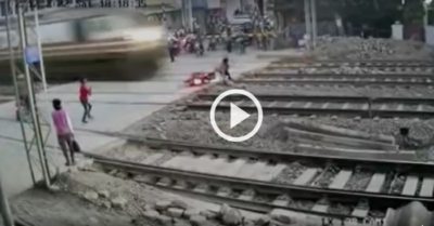 Video: Nam thanh niên phi xe máy cắt ngang đường ray đúng lúc tàu đang lao tới