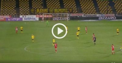 Video: Cầu thủ núp sau cột dọc, nhân cơ hội ghi bàn