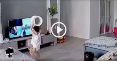 Clip: Bé trai làm hỏng tivi để bắt “quái vật”