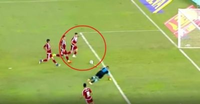 Video pha bỏ lỡ ‘truyền thuyết’: 4 cầu thủ không thể ghi bàn khi đối mặt thủ môn