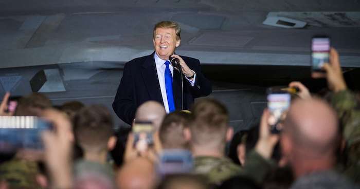 Ông Trump rời chức tổng thống, nhưng vẫn khiến Đảng Dân chủ e sợ. Trong ảnh, ông nói chuyện với hơn 100 sĩ uan Hải quân mỸ tại Alaska ngày 28/2/2019 (ảnh: Không lực Mỹ).