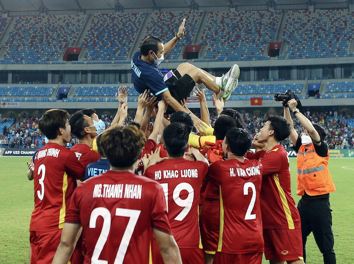 Các cầu thủ U23 Việt Nam tung hô HLV Đinh Thế Nam khi giành chức vô địch U23 Đông Nam Á tối 26/2/2022 (ảnh: AFC/Twitter).