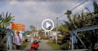 Video: Người đàn ông đi xe máy chặn đầu thi gan ôtô