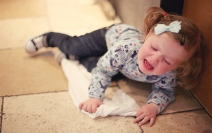 Video: Bố vội dùng tay che mắt con gái khi đi qua khu đồ chơi