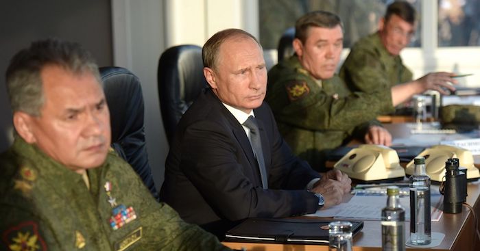 Tổng thống Nga Vladimir Putin và các cố vấn quân sự trong một cuộc tập trận tại khu huấn luyện Donguzsky ở Vùng Orenburg ngày 19/9/2015 (ảnh: Điện Kremlin).