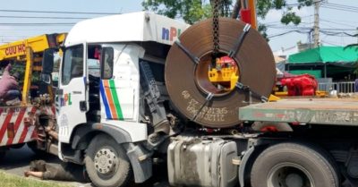 Cuộn sắt hơn 20 tấn đè móp đầu cabin, tài xế may mắn thoát mạng