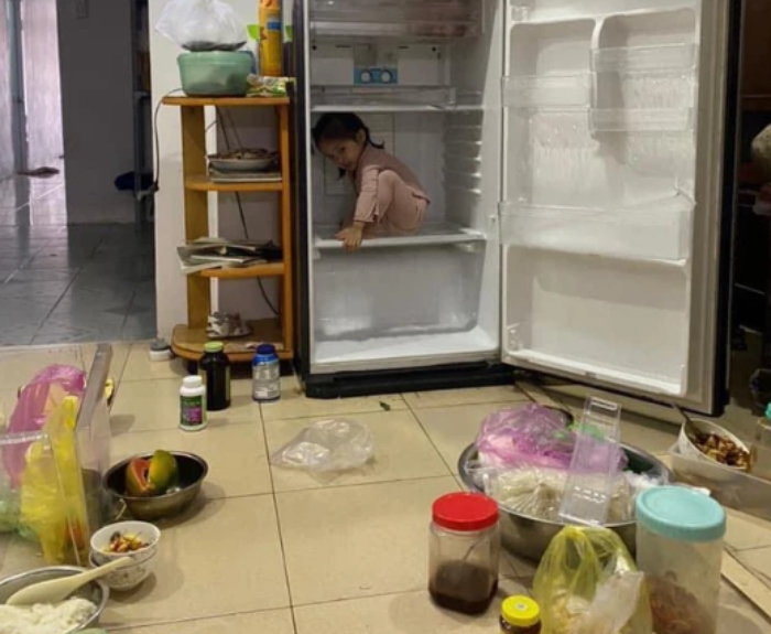 Video: Bé con bần thần ngơ ngác khi thấy mẹ khóa tủ lạnh