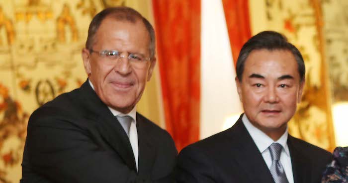 Ngoại trưởng Nga Sergei Lavrov và Bộ trưởng Ngoại giao Trung Quốc Vương Nghị gặp những người đồng cấp khác tại New York ngày 26/9/2013 (ảnh:Mohammed Jaffer-SnapsIndia/Flickr).
