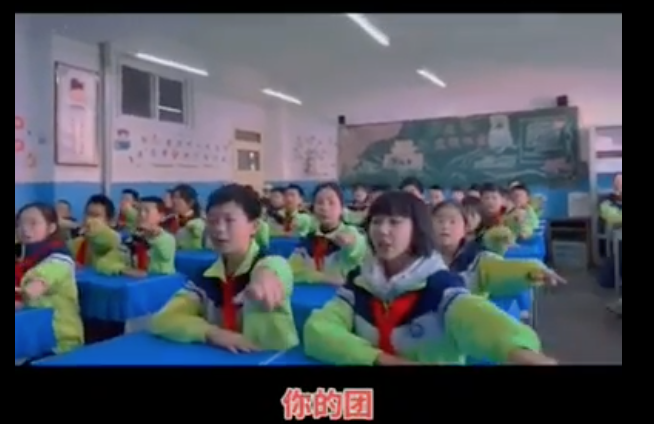 Học sinh Trung Quốc hô khẩu hiệu ủng hộ Nga xâm lược Ukraine trong một tiết học do giáo viên hướng dẫn (ảnh chụp từ video).