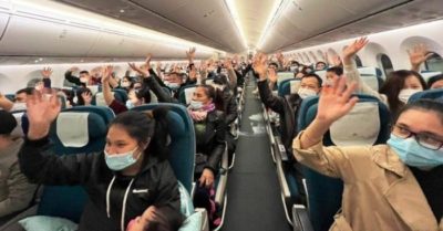 Chuyến bay đầu tiên đón gần 300 người Việt từ Ukraine về đến Nội Bài