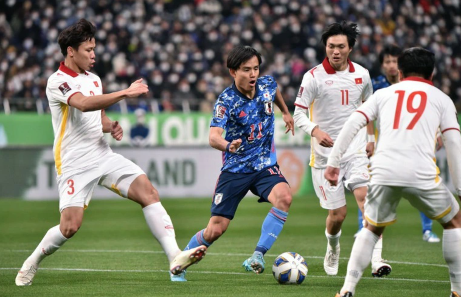 Các cầu thủ Nhật Bản cầm hòa 1-1 với tuyển Việt Nam vào ngày 29/3/2022 (ảnh chụp màn hình Dân Trí).