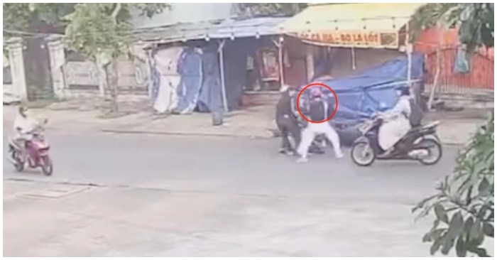Nữ sinh đánh hai tên cướp khi bị cướp điện thoại (ảnh chụp màn hình video).