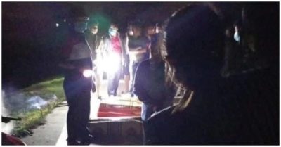 Xe máy điện chở 4 học sinh lao xuống cống, 3 bé gái thiệt mạng