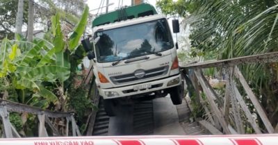Đi nhầm đường, xe rác làm sập cầu ở Cần Thơ