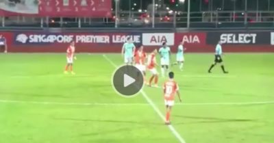 Video: Giao bóng từ giữa sân, cầu thủ nhanh như chớp lập siêu phẩm