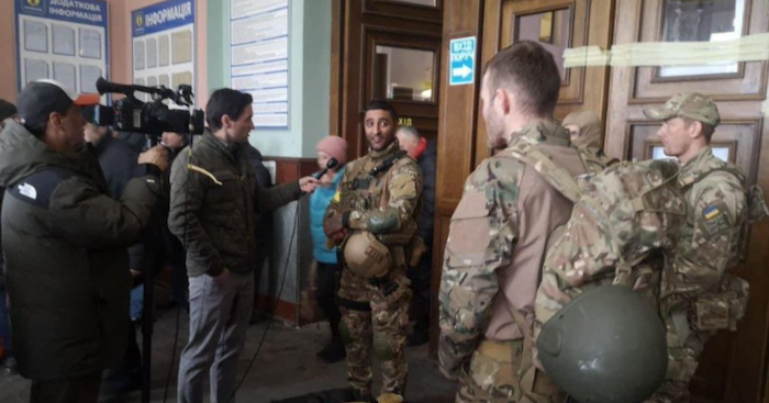 Một số lính tình nguyện nước ngoài tại Ukraine trả lời phỏng vấn của phóng viên (ảnh chụp màn hình Twitter).