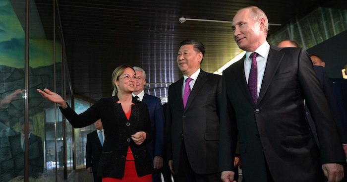Tổng thống Nga Vladimir Putin và Chủ tịch Trung Quốc Tập Cận Bình trong chuyến thăm Sở thú Moscow ngày 5 tháng 6 năm 2019 (ảnh: Điện Kremlin). Giới quan sát lo ngại khả năng Trung Quốc xâm lược các nước láng giềng sau khi Nga tấn công Ukraine.