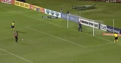 Video: Cầu thủ chạy lấy đà kiểu rùa bò sút hỏng penalty