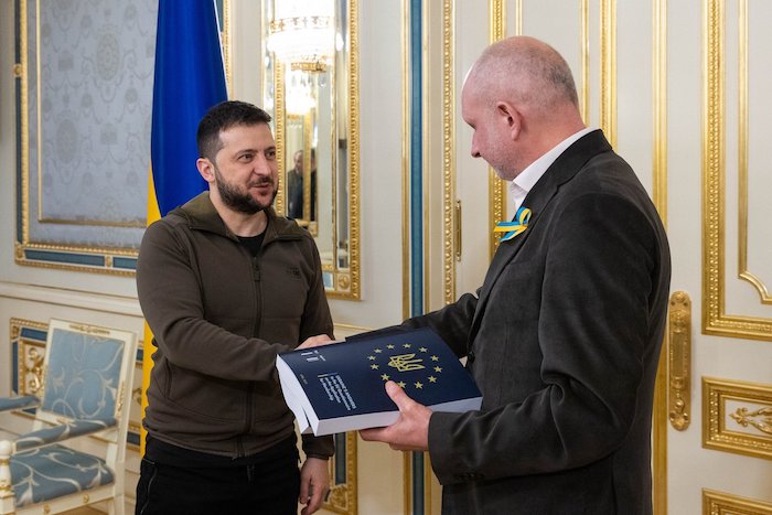 Tổng thống Ukraine Volodymyr Zelensky trao cho ông Matti Maasikas (bên phải), Trưởng phái đoàn EU tại Ukraine bản trả lời câu hỏi ngày 18/4/2022 (ảnh: Twitter của ông Maasikas).