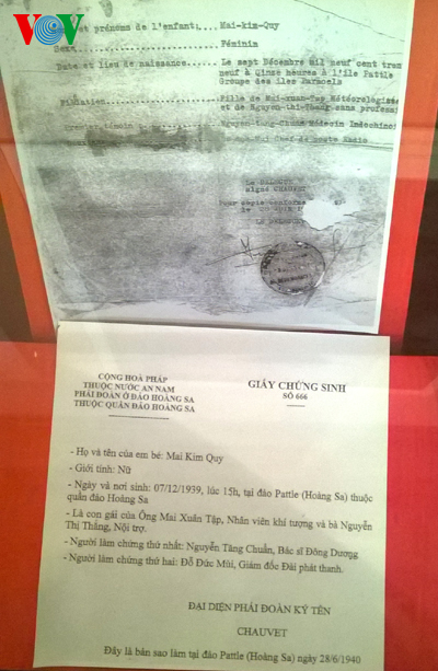 Tờ giấy khai sinh cho bé gái Mai Kim Quy tại đảo Hoàng Sa bằng tiếng Pháp, và bản dịch tiếng Việt (ảnh: VOV).