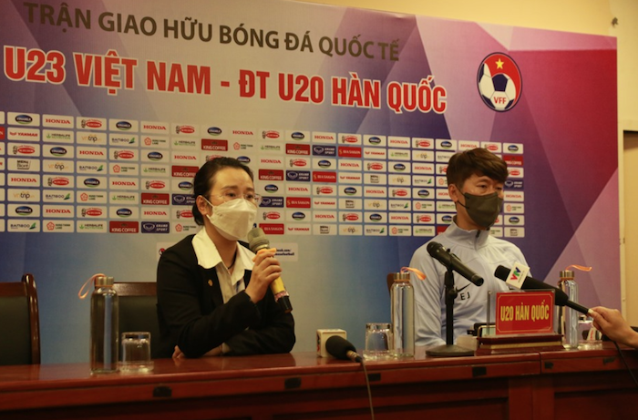 HLV Kim Eun-jung của U20 Hàn Quốc tại cuộc họp báo tối 19/4/2022 (ảnh chụp màn hình Lao Động).