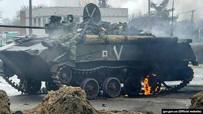 Xác những người lính Nga trên một chiếc xe tăng tại khu vực gần Kyiv (ảnh: Chính phủ Ukraine).