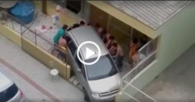 Video: Gần chục người đàn ông giúp tài xế ‘rời chuồng’