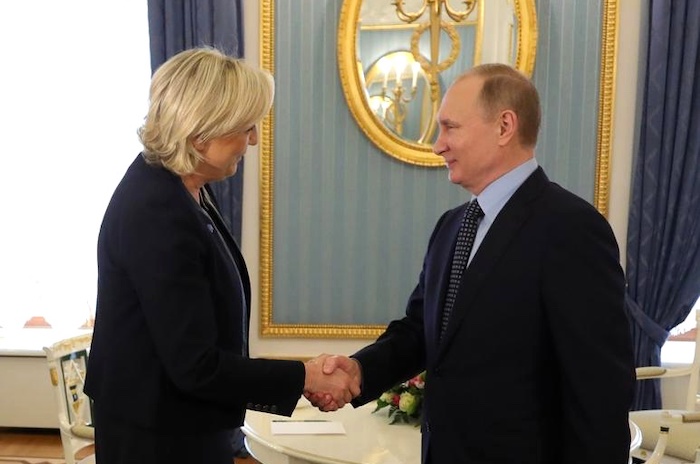 Tổng thống Nga Vladimir Putin gặp bà Marine Le Pen, lãnh đạo đảng chính trị Mặt trận Quốc gia Pháp ngày 24/3/2017 (ảnh: Điện Kremlin).
