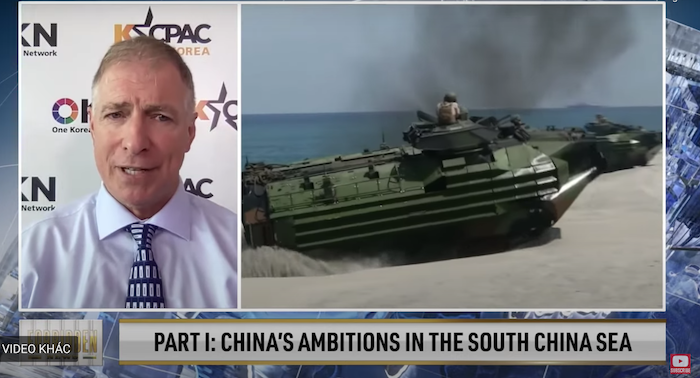 Việc Trung Quốc quân sự hóa Biển Đông gây nguy hiểm cho an ninh của Mỹ và các nước đồng minh, theo nhà phân tích Grant Newsham (ảnh chụp màn hình EpochTV).
