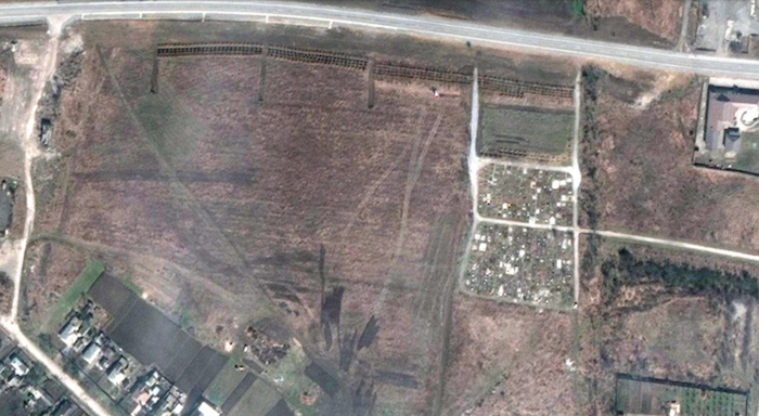 Một hình ảnh vệ tinh cho thấy toàn cảnh một nghĩa trang và sự mở rộng của những ngôi mộ mới ở Manhush, gần Mariupol, Ukraine vào ngày 3 tháng 4 năm 2022 (ảnh vệ tinh 2022 Maxar Technologies).