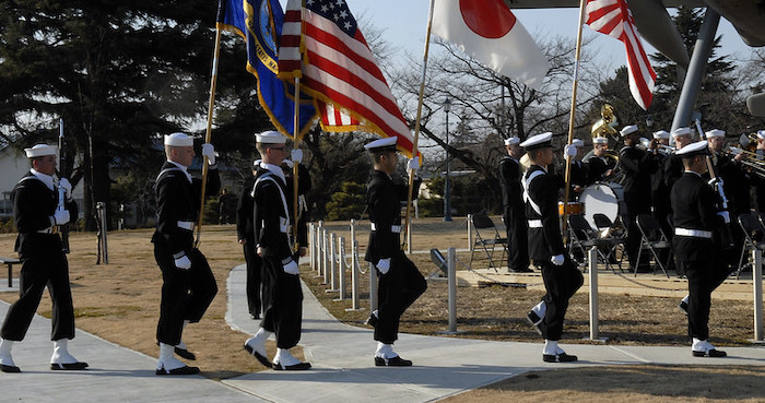 Lực lượng bảo vệ danh dự chung của Hải quân Hoa Kỳ và Lực lượng Phòng vệ Hàng hải Nhật Bản trong một cuộc diễu hành tại Cơ sở Hàng không Hải quân Atsugi (ảnh: Flickr).