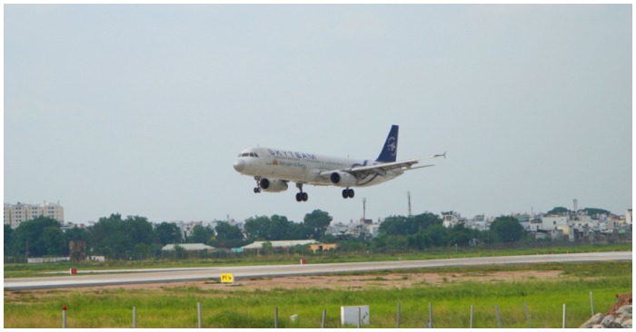 Máy bay hạ xuống đường băng 25R/07L hồi giữa năm 2021, sau khi hoàn thành nâng cấp (ảnh chụp màn hình trên báo VnExpress).