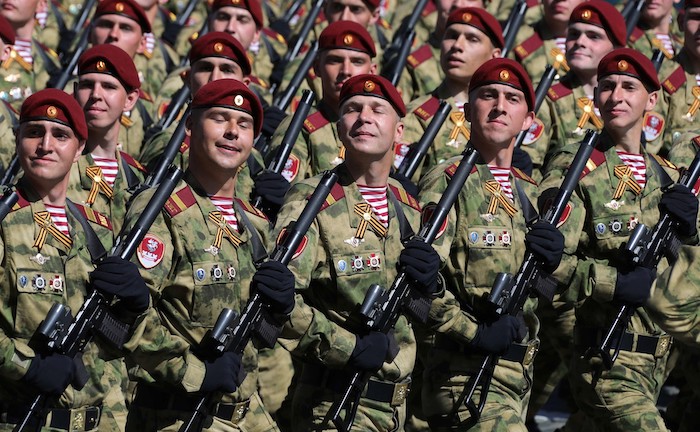Binh lính Nga diễu hành vào ngày 9/5/2018 (ảnh: Wikimedia Commons).