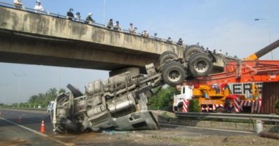 Cập nhật tối 19/4: Kon Tum có thể xảy ra động đất 5-5,5 độ; Xe container lật nhào trên cao tốc TP. HCM – Trung Lương gây ùn tắc dài