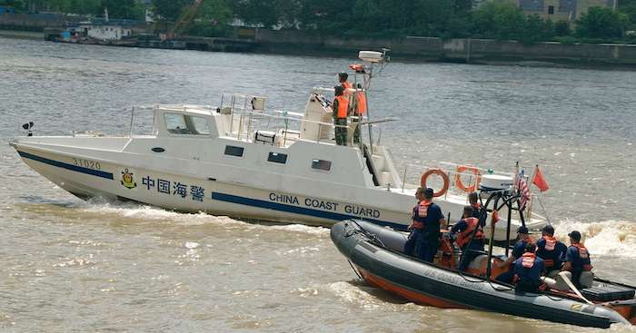 Tàu hải cảnh Trung Quốc trong một cuộc huấn luyện với cảnh sát biển Mỹ ngày 18/8/2007 (ảnh: Cảnh sát biển Mỹ).