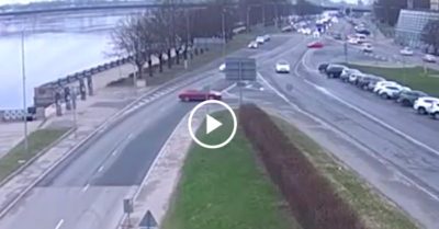 Video: Ôtô màu đỏ tự lùi qua 2 làn đường rồi rơi xuống sông dù không có người lái