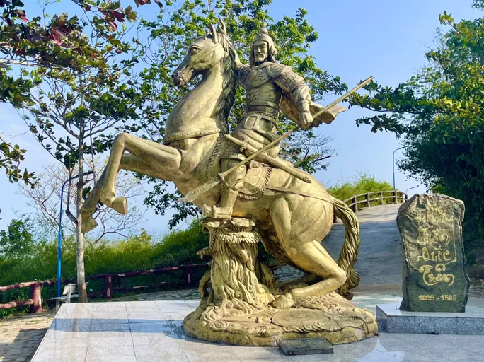 Bức tượng Trần Hưng Đạo tại khu du lịch ở Vũng Tàu bị nói là giống tượng Quan Công (ảnh: NLD).