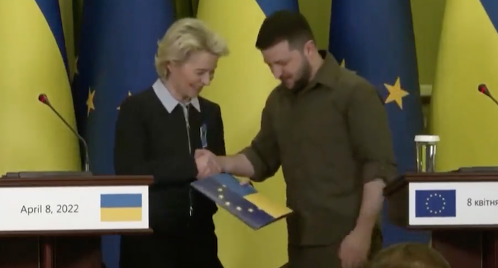 Chủ tịch Ủy ban châu Âu Ursula Von der Leyen trao bảng câu hỏi cho Tổng thống Ukraine Zelensky ngày 8/4/2022 (ảnh chụp màn hình video).