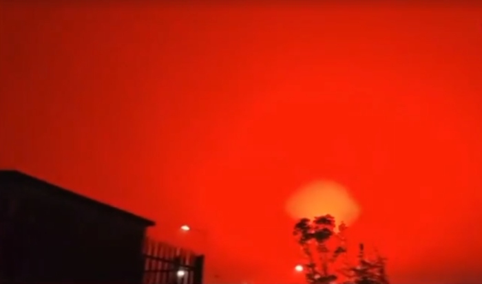Video: Bầu trời đỏ rực gây xôn xao cộng đồng mạng ở Trung Quốc