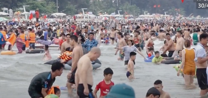 Biển Sầm Sơn chật kín người vào ngày 30/4/2022 (ảnh chụp từ video VnExpress).