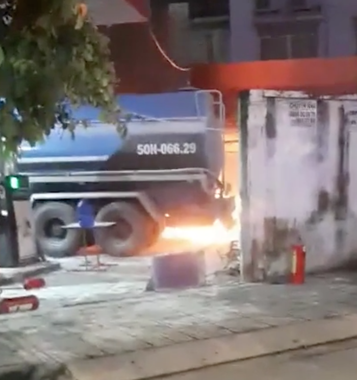 Cháy xe bồn ở cây xăng tại TP.HCM tối 18/5/2022 (ảnh chụp từ clip).