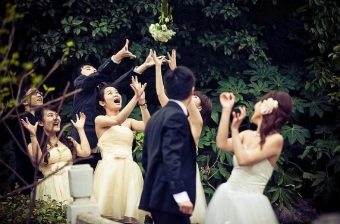 Video: Cô dâu tung hoa cưới lên nóc nhà khiến bạn bè thẫn thờ