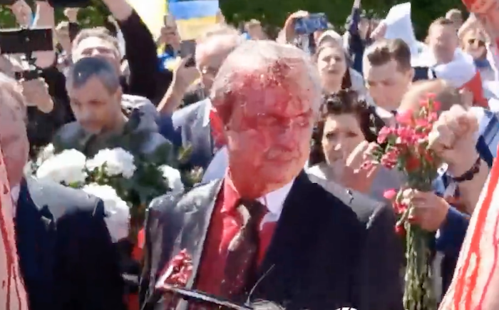 Đại sứ Nga Sergey Andreev bị tạt sơn tại Ba Lan ngày 9/5/2022 (ảnh chụp màn hình video).