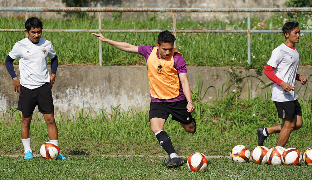 Cầu thủ Indonesia tập luyện tại sân Bãi Bằng, Phú Thọ vào chiều 4/5/2022 (ảnh: PSSI).