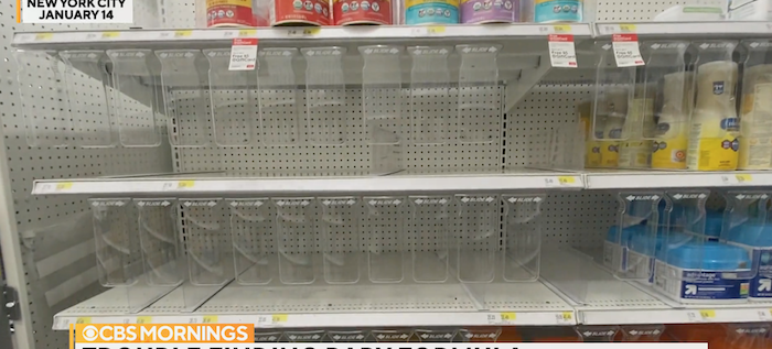Kệ hàng sữa bột trẻ em trống trơn ở các siêu thị Mỹ (ảnh chụp màn hình video CBS).