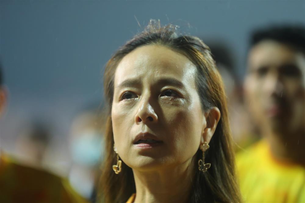   Madam Pang không giấu nỗi buồn sau khi cả hai đội tuyển nam và nữ Thái Lan chỉ về nhì.