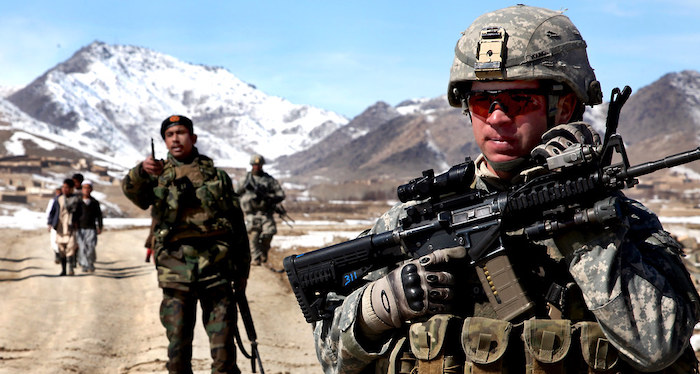 Quân đội Mỹ và Afghanistan tuần tra ở tỉnh Wardak, Afghanistan vào ngày 17/2/2010 (ảnh: Quân đội Mỹ).