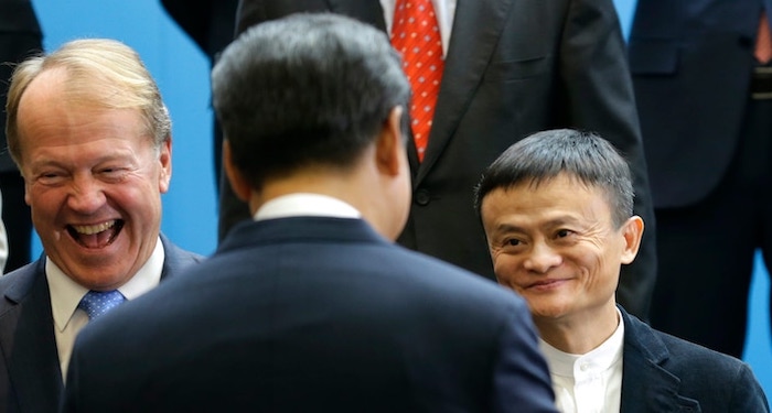 Tỷ phú Mã Vân (Jack Ma), bên phải, gặp Chủ tịch Trung Quốc Tập Cận Bình ở Washington vào ngày 23/9/2015 (ảnh: Getty). Chính quyền Trung Quốc bắt giam một người họ Mã, khiến nhà đầu tư lo ngại đó chính là Mã Vân.
